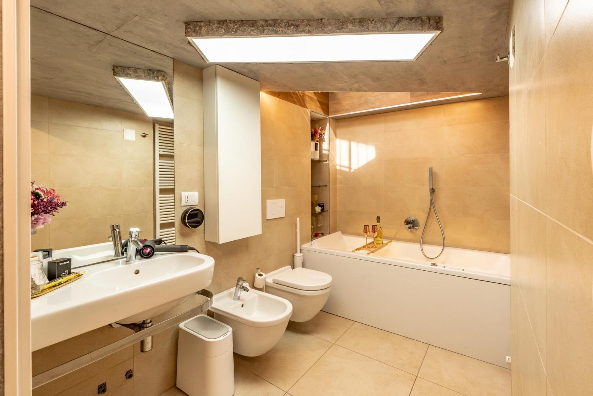 Luxe & Central Haven - Jacuzzi, Sauna, Steam, Private Parking Como Zewnętrze zdjęcie